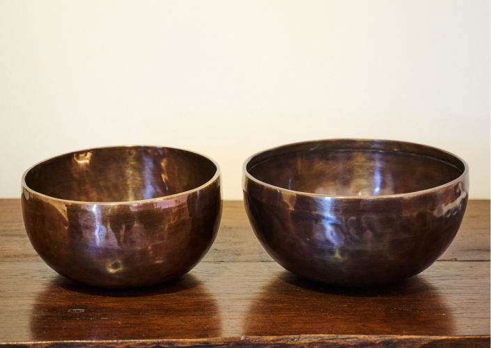 その音色に、心落ち着く、癒やされる。「シンギングボウル」のある